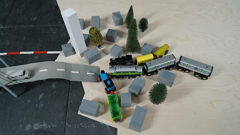Leksaker illustrerar trängsel för att komma över en bro.